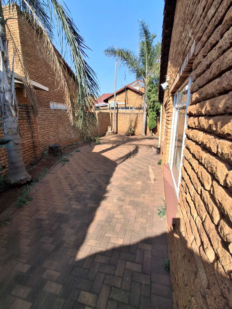 3 Bedroom Property for Sale in Die Hoewes Gauteng