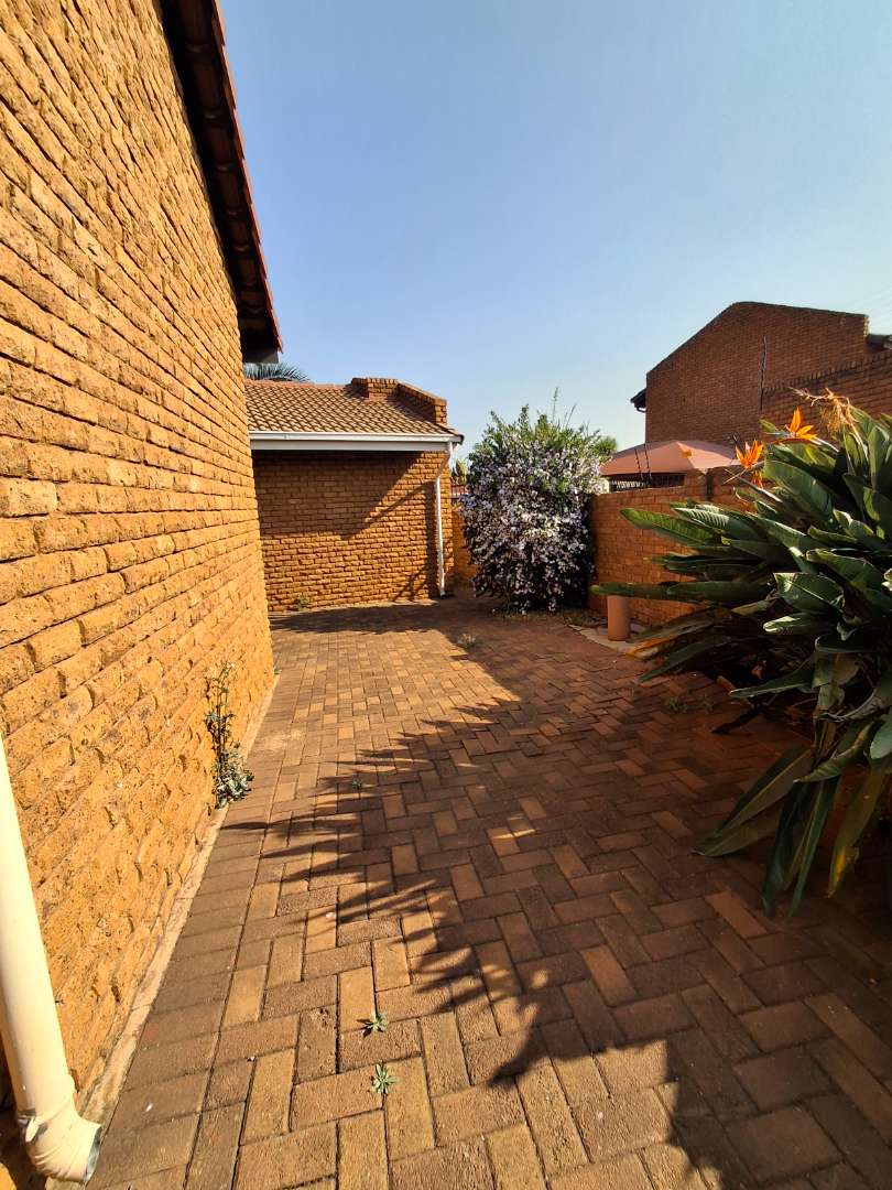 3 Bedroom Property for Sale in Die Hoewes Gauteng