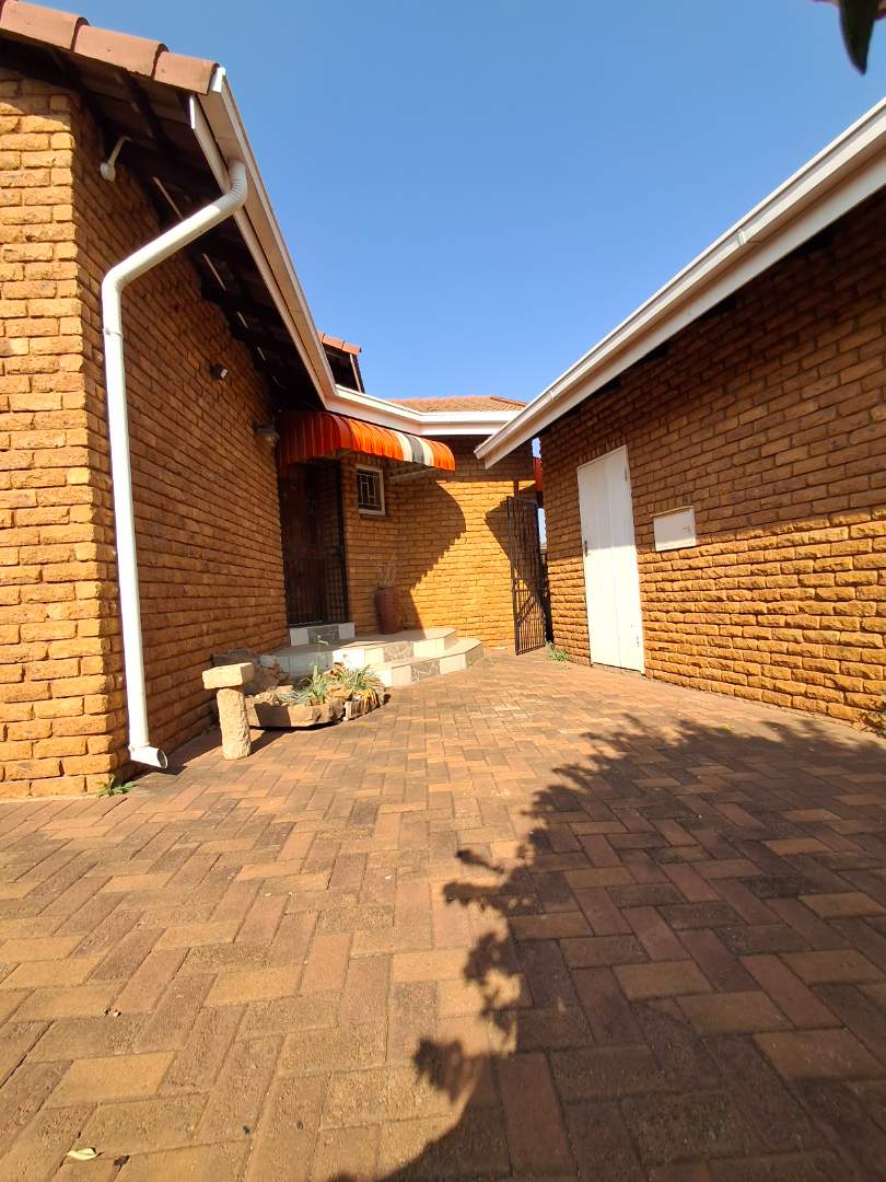 3 Bedroom Property for Sale in Die Hoewes Gauteng