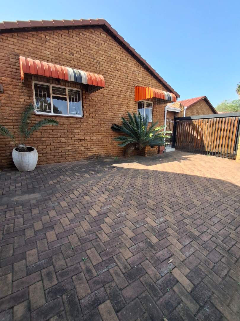 3 Bedroom Property for Sale in Die Hoewes Gauteng