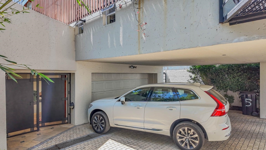 5 Bedroom Property for Sale in Hurlingham Manor Gauteng
