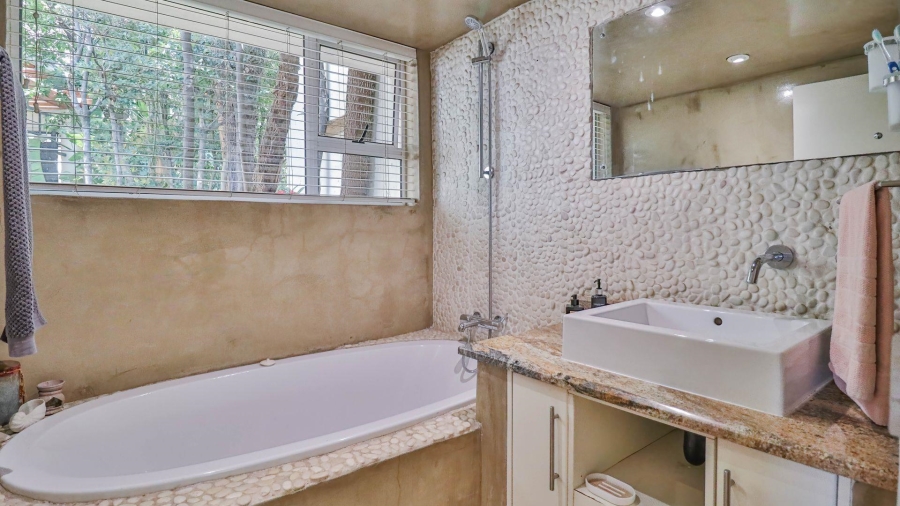 5 Bedroom Property for Sale in Hurlingham Manor Gauteng