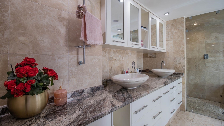 5 Bedroom Property for Sale in Hurlingham Manor Gauteng