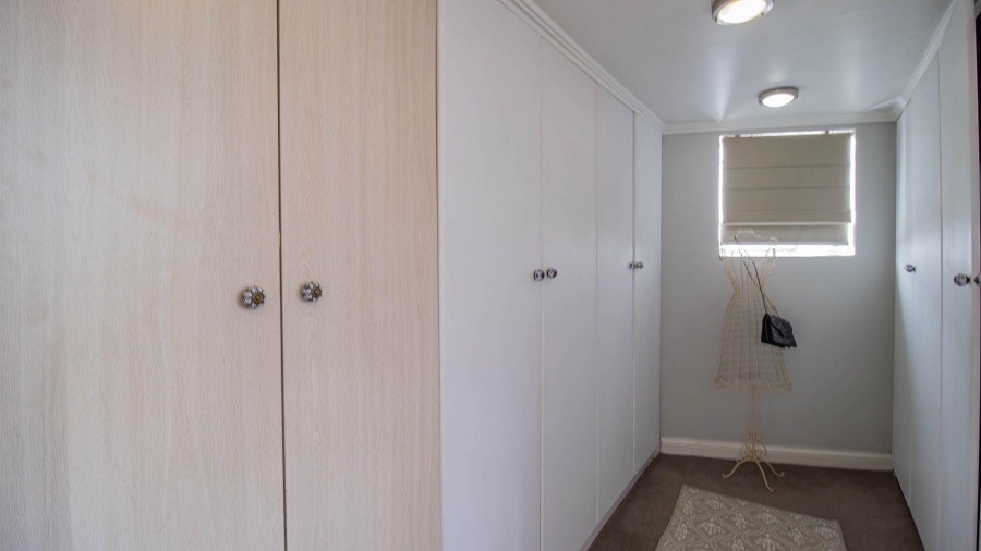 5 Bedroom Property for Sale in Hurlingham Manor Gauteng