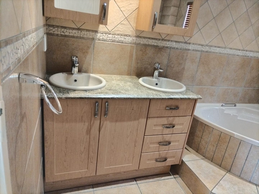 5 Bedroom Property for Sale in Ninapark Gauteng