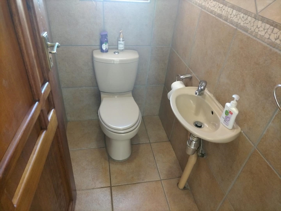 5 Bedroom Property for Sale in Ninapark Gauteng