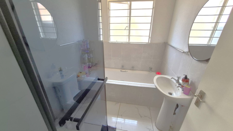 2 Bedroom Property for Sale in Roodepoort Gauteng