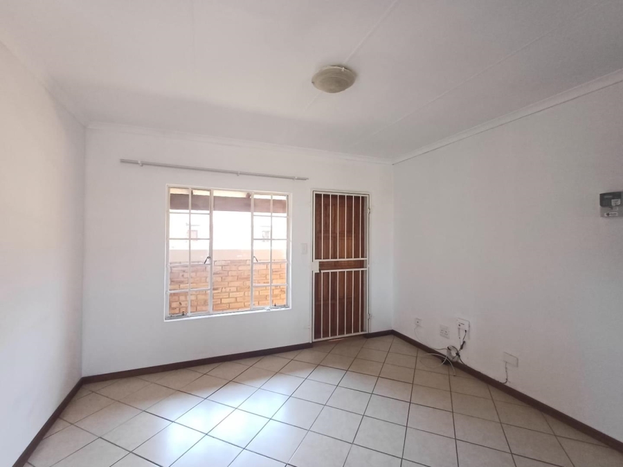 To Let 2 Bedroom Property for Rent in Honeypark Gauteng