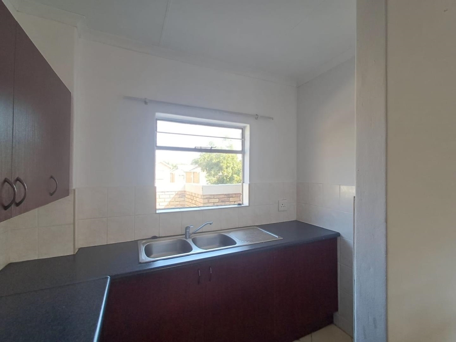 To Let 2 Bedroom Property for Rent in Honeypark Gauteng