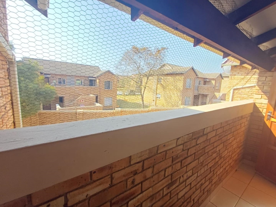 To Let 2 Bedroom Property for Rent in Honeypark Gauteng