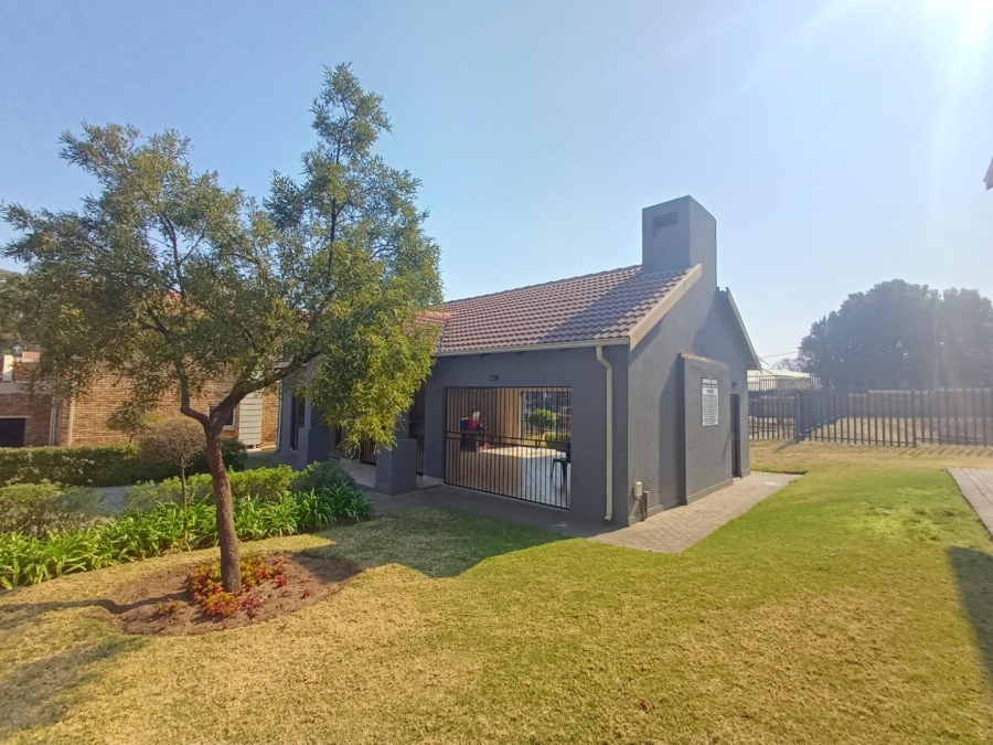 To Let 2 Bedroom Property for Rent in Honeypark Gauteng