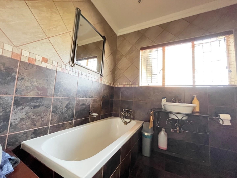 4 Bedroom Property for Sale in Crystal Park Gauteng