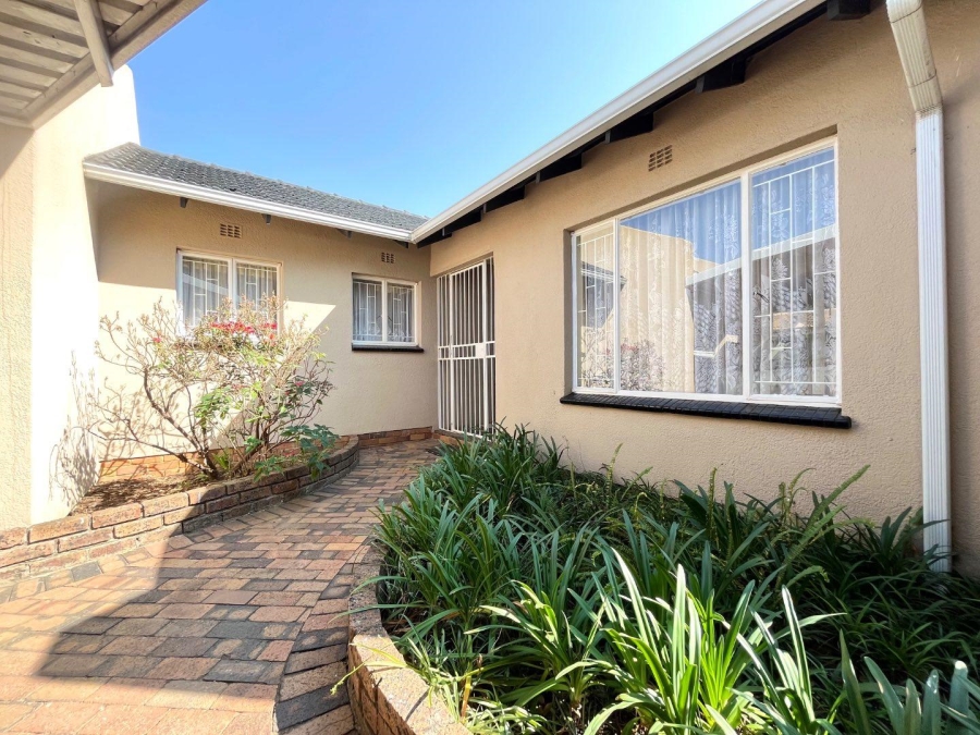 4 Bedroom Property for Sale in Crystal Park Gauteng