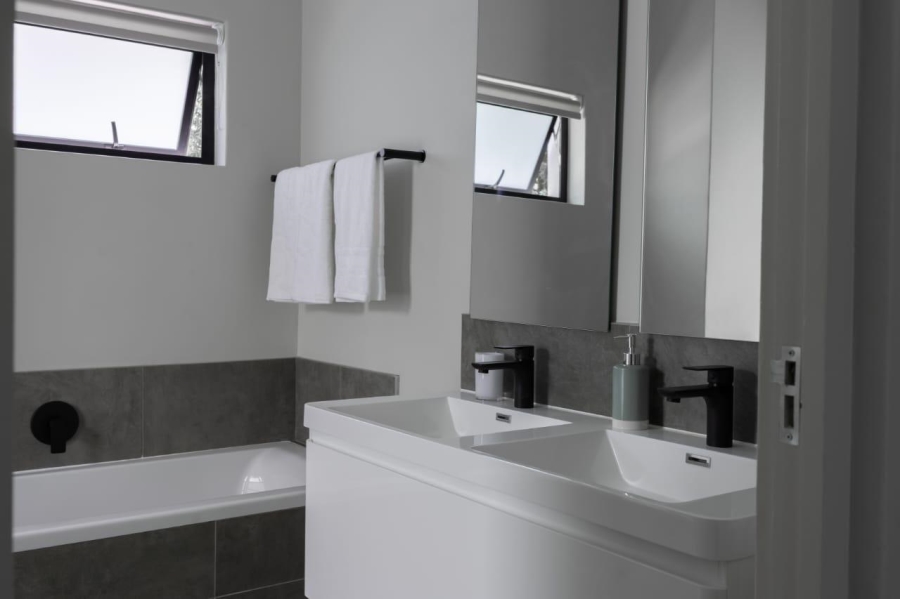 To Let 2 Bedroom Property for Rent in Hurlingham Gauteng