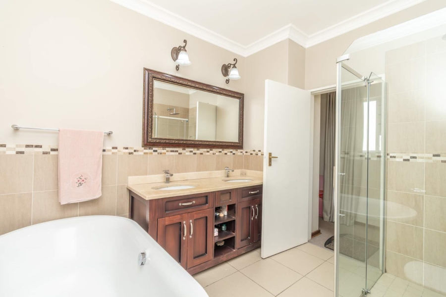 3 Bedroom Property for Sale in Hurlingham Manor Gauteng
