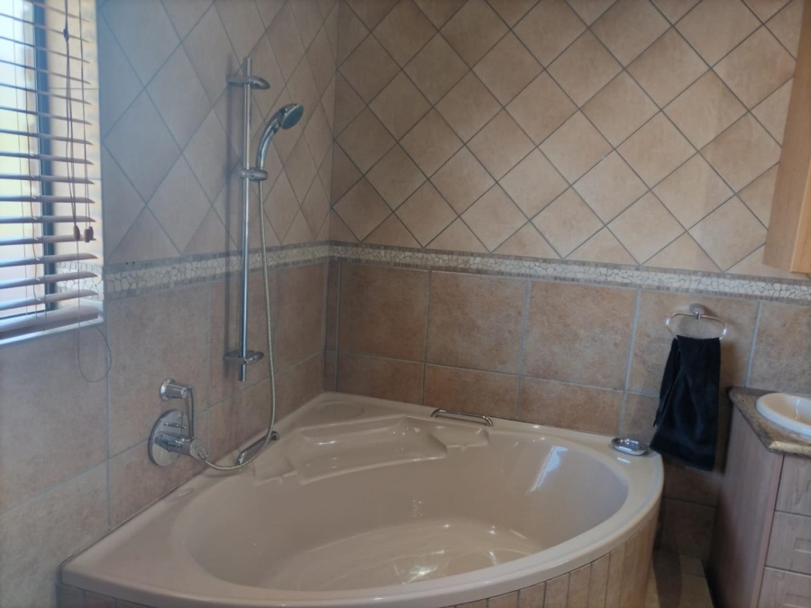 5 Bedroom Property for Sale in Ninapark Gauteng