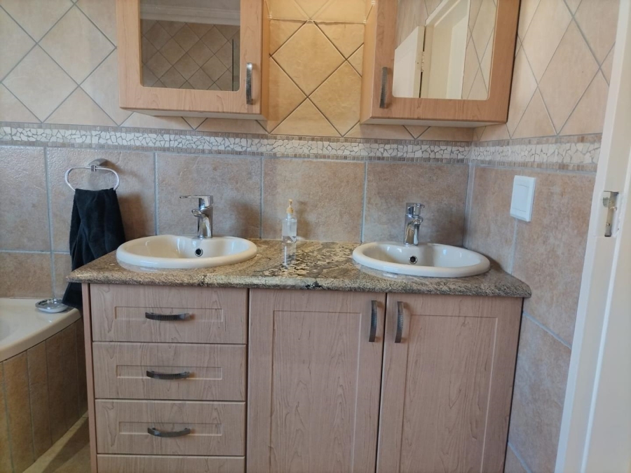 5 Bedroom Property for Sale in Ninapark Gauteng