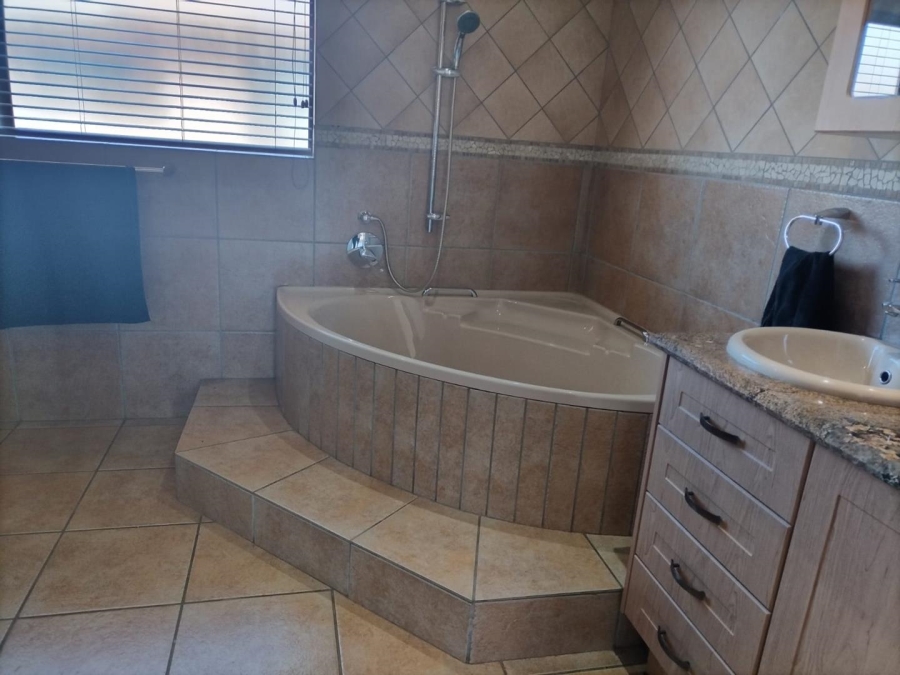 5 Bedroom Property for Sale in Ninapark Gauteng