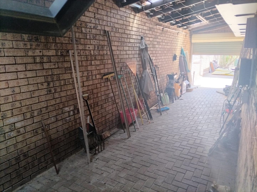 5 Bedroom Property for Sale in Ninapark Gauteng