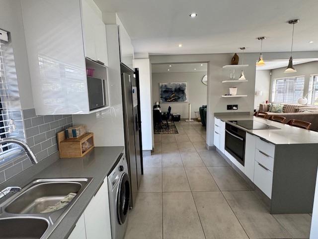 To Let 4 Bedroom Property for Rent in Hurlingham Manor Gauteng