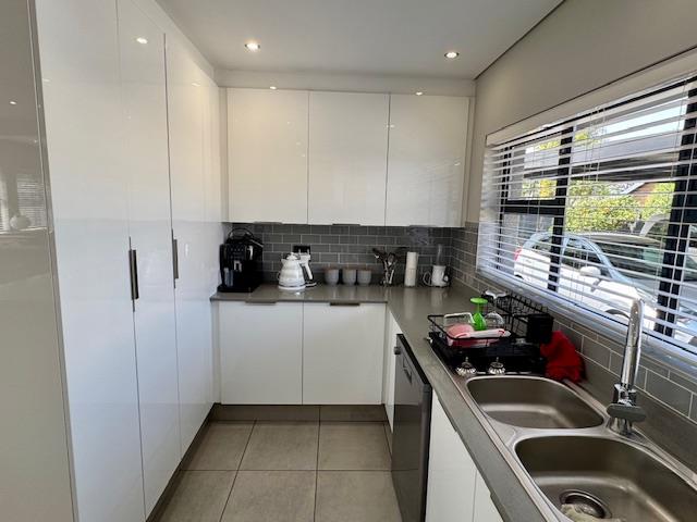 To Let 4 Bedroom Property for Rent in Hurlingham Manor Gauteng