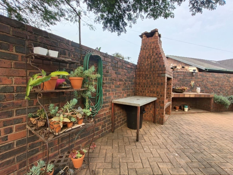3 Bedroom Property for Sale in Wierdapark Gauteng