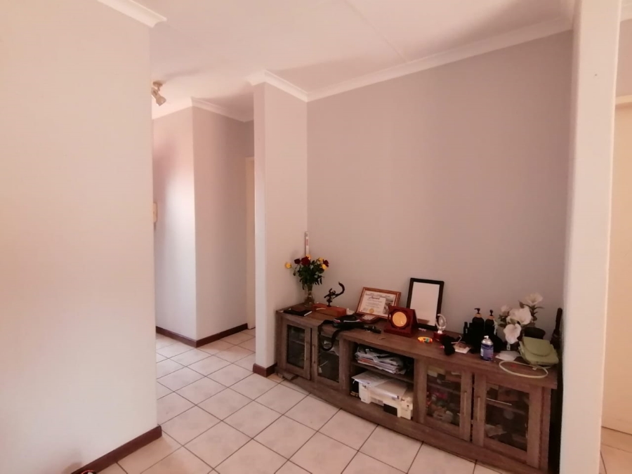 2 Bedroom Property for Sale in Die Hoewes Gauteng