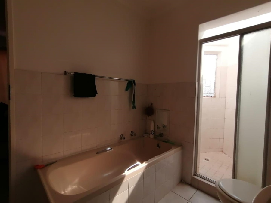 2 Bedroom Property for Sale in Die Hoewes Gauteng