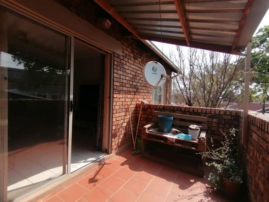 2 Bedroom Property for Sale in Die Hoewes Gauteng
