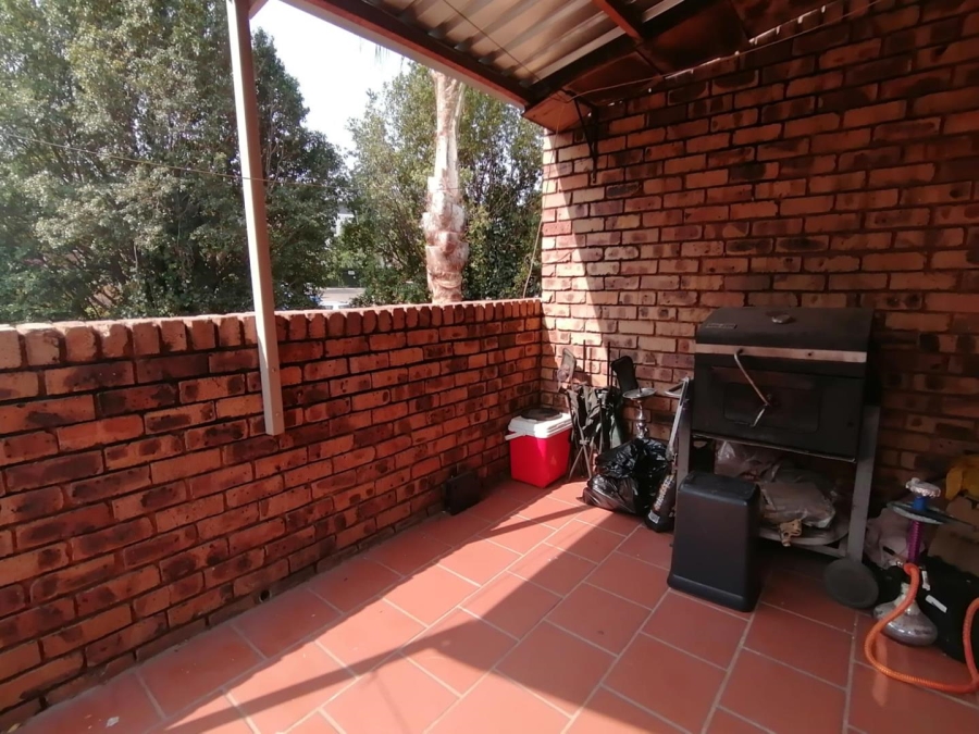 2 Bedroom Property for Sale in Die Hoewes Gauteng