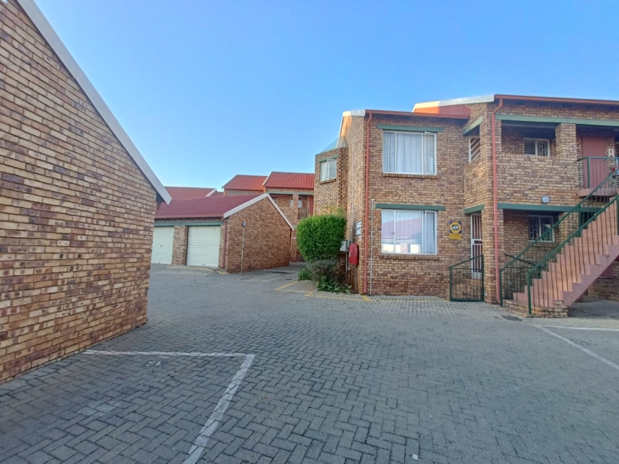 2 Bedroom Property for Sale in Die Hoewes Gauteng