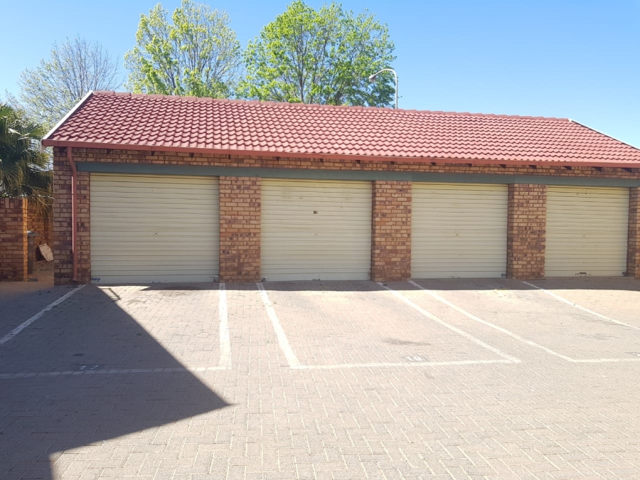 2 Bedroom Property for Sale in Die Hoewes Gauteng