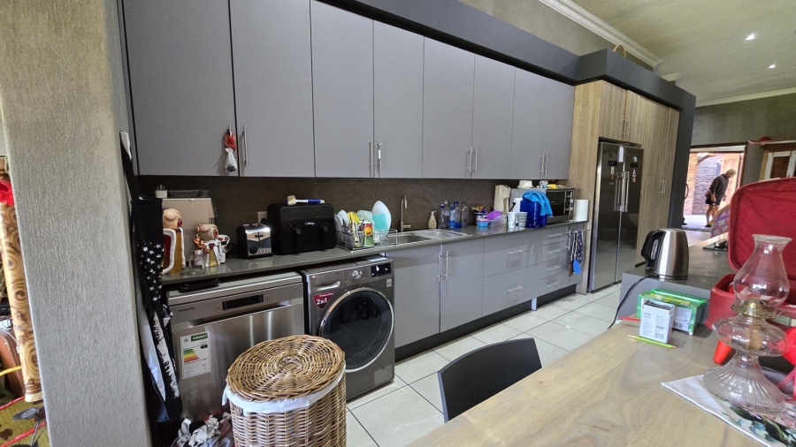 8 Bedroom Property for Sale in Marlbank Gauteng