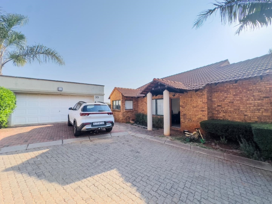To Let 3 Bedroom Property for Rent in Garsfontein Gauteng