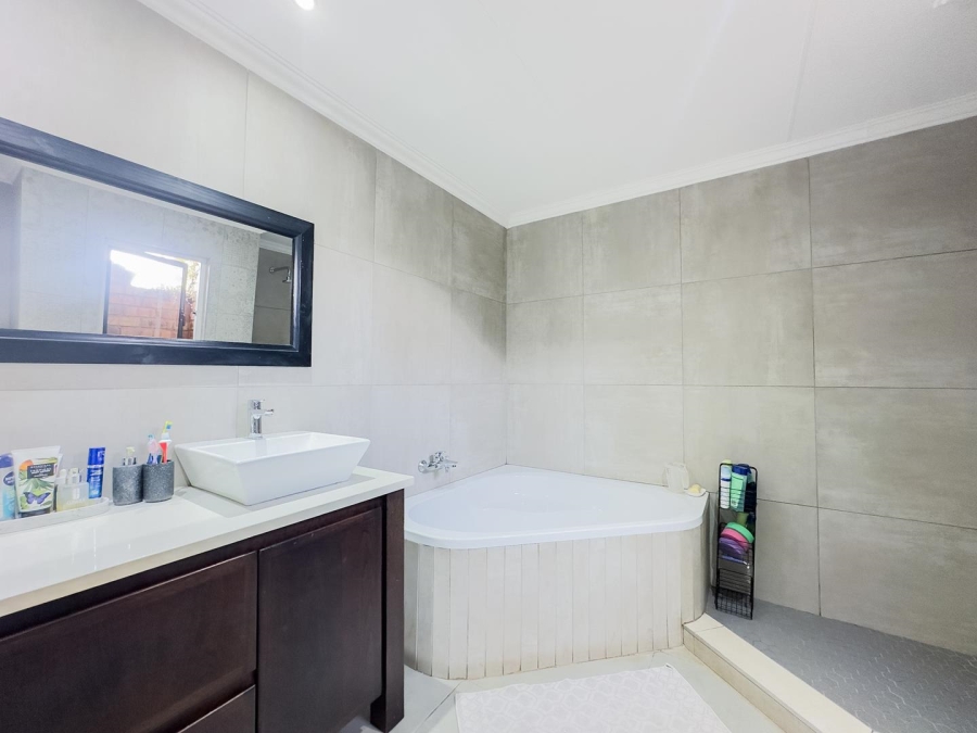 To Let 3 Bedroom Property for Rent in Garsfontein Gauteng