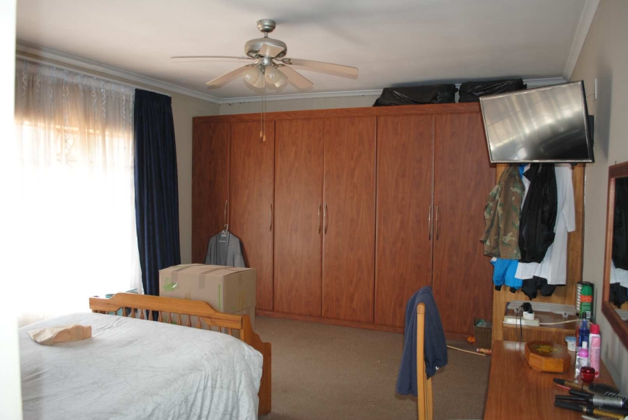 6 Bedroom Property for Sale in Eikenhof Gauteng