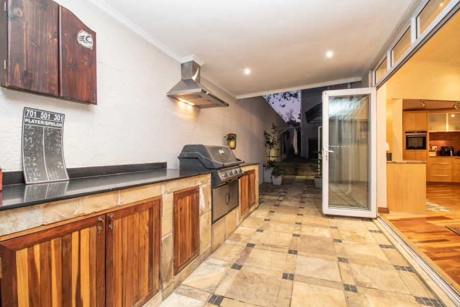 5 Bedroom Property for Sale in Hurlingham Manor Gauteng