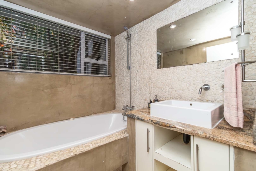 5 Bedroom Property for Sale in Hurlingham Manor Gauteng