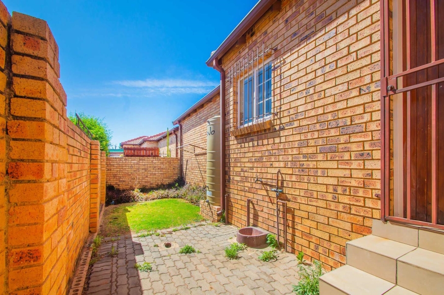 2 Bedroom Property for Sale in Honeydew Ridge Gauteng