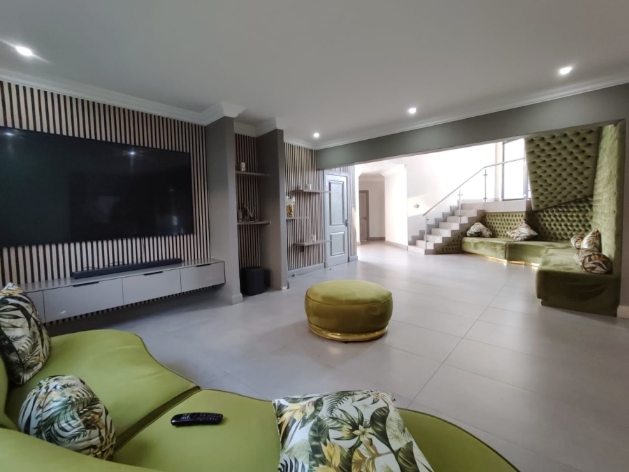 6 Bedroom Property for Sale in Heuwelsig Estate Gauteng