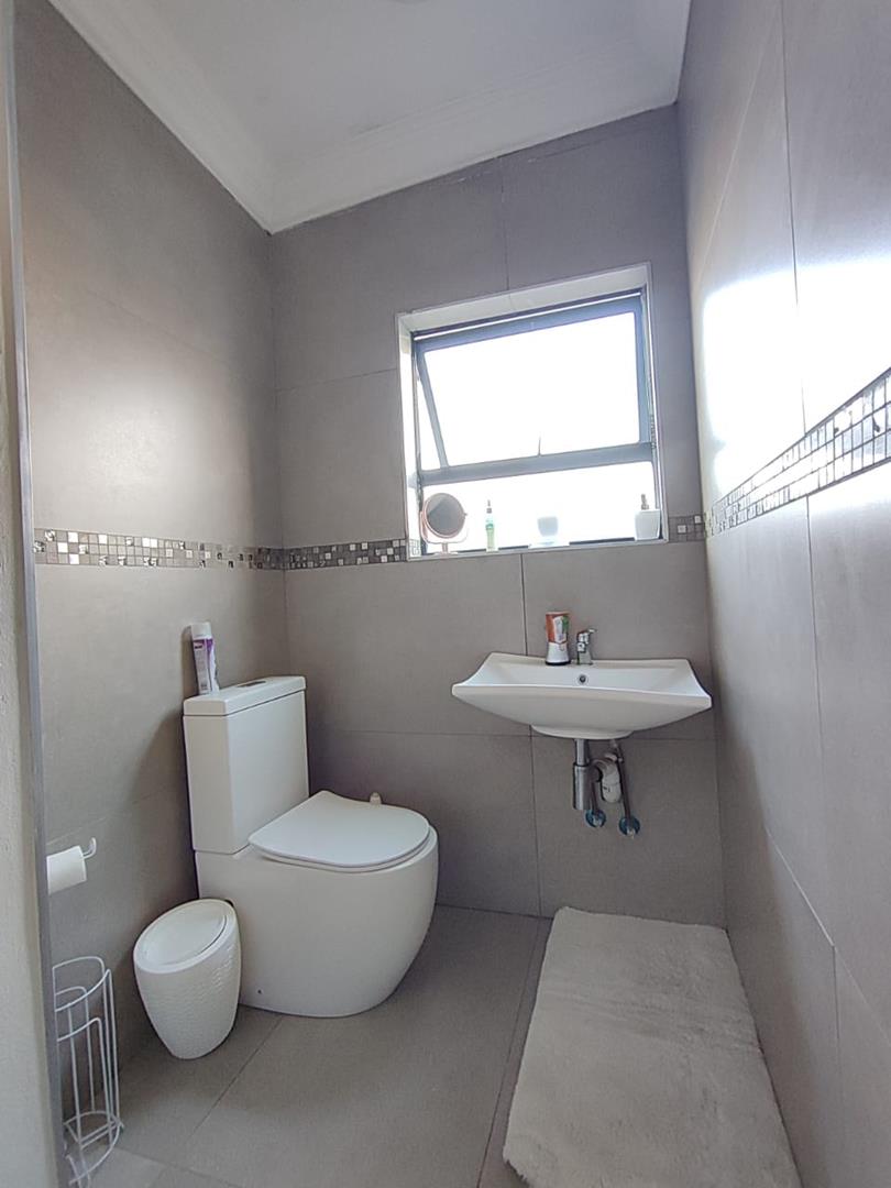 6 Bedroom Property for Sale in Heuwelsig Estate Gauteng