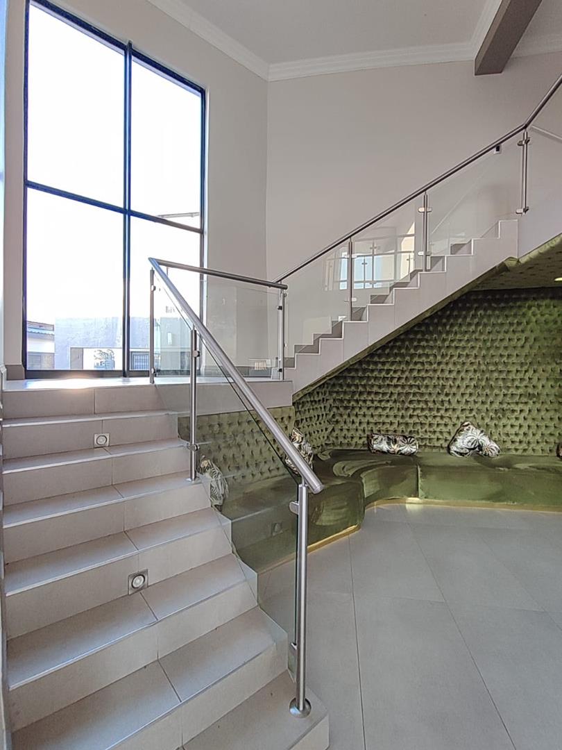 6 Bedroom Property for Sale in Heuwelsig Estate Gauteng