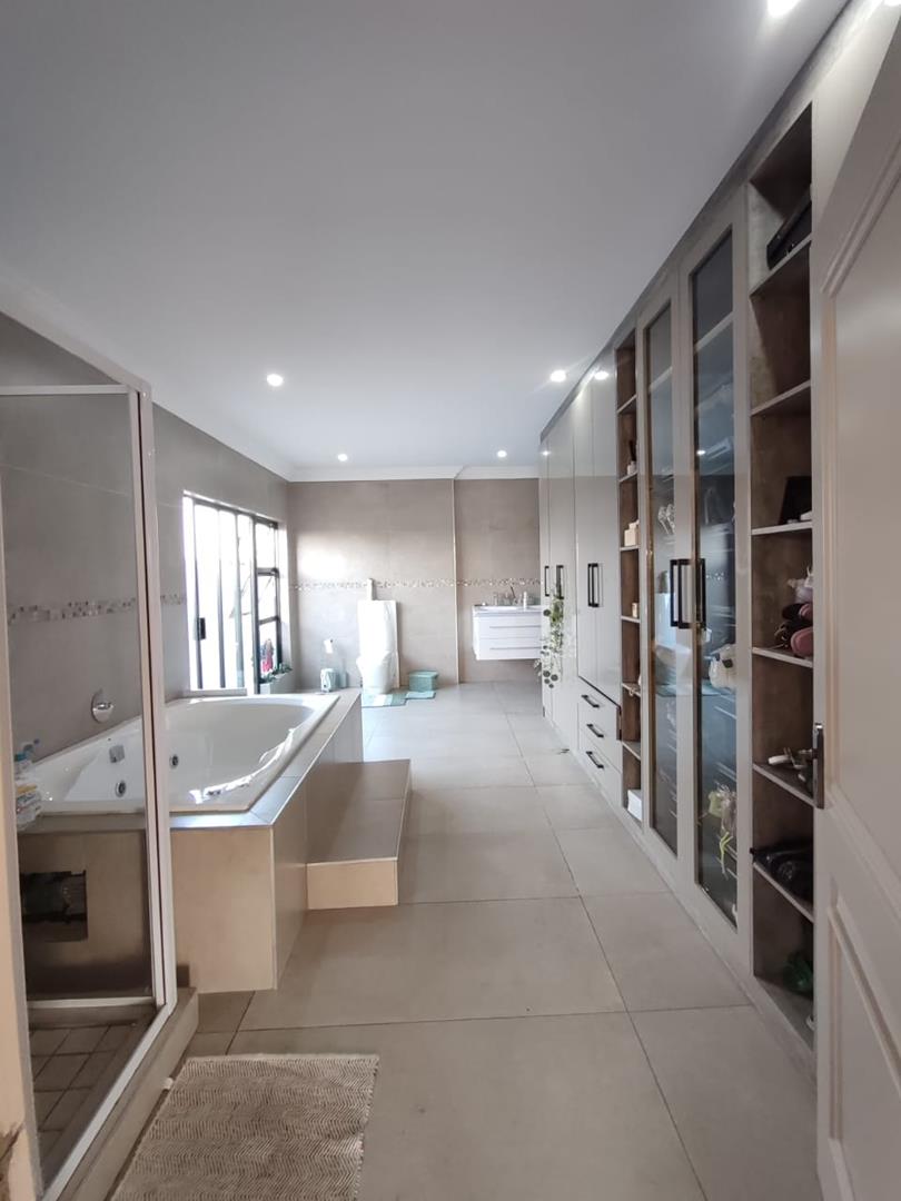 6 Bedroom Property for Sale in Heuwelsig Estate Gauteng