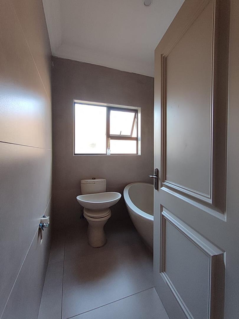 6 Bedroom Property for Sale in Heuwelsig Estate Gauteng