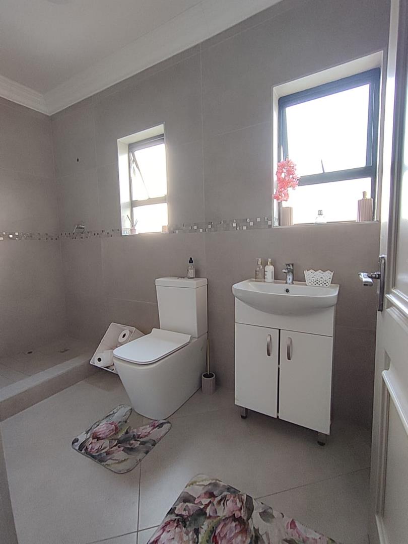 6 Bedroom Property for Sale in Heuwelsig Estate Gauteng