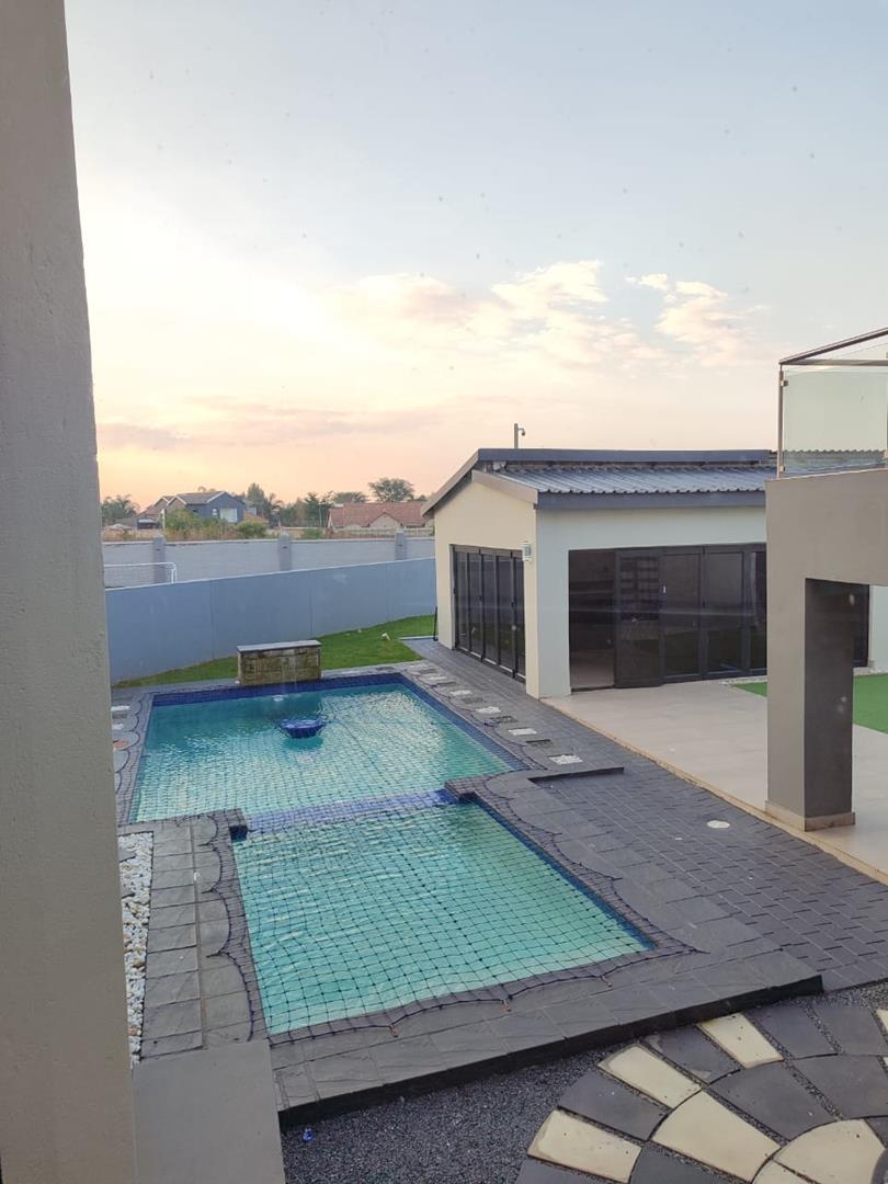 6 Bedroom Property for Sale in Heuwelsig Estate Gauteng