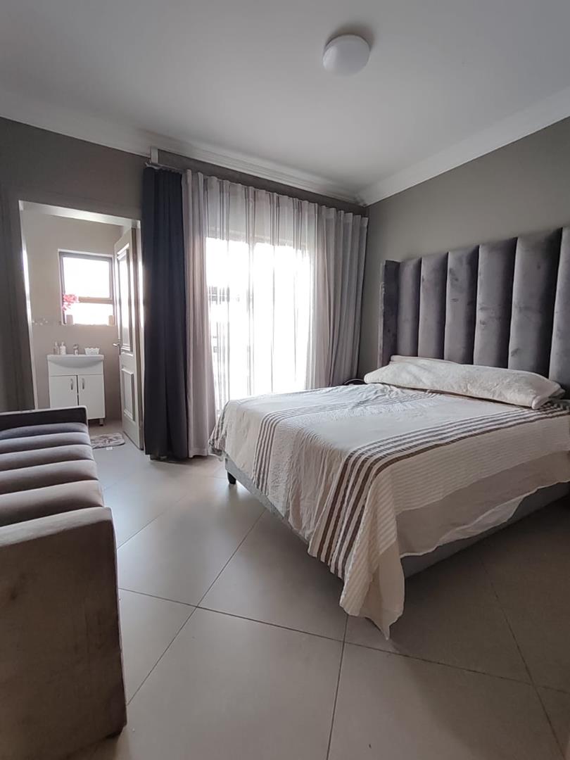 6 Bedroom Property for Sale in Heuwelsig Estate Gauteng