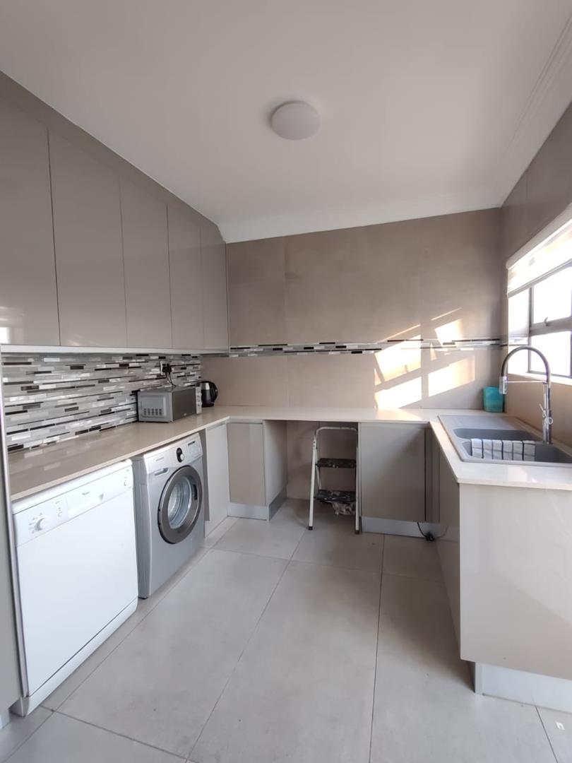 6 Bedroom Property for Sale in Heuwelsig Estate Gauteng