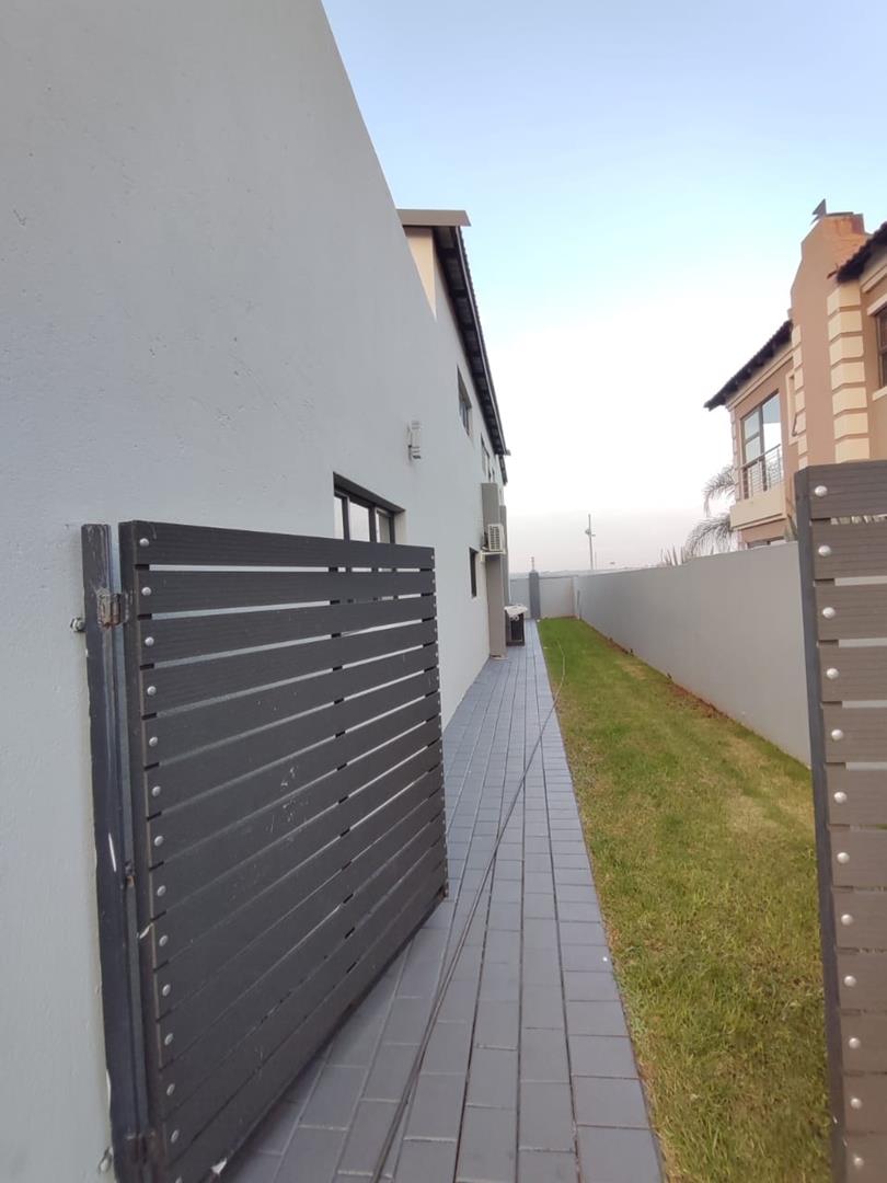 6 Bedroom Property for Sale in Heuwelsig Estate Gauteng