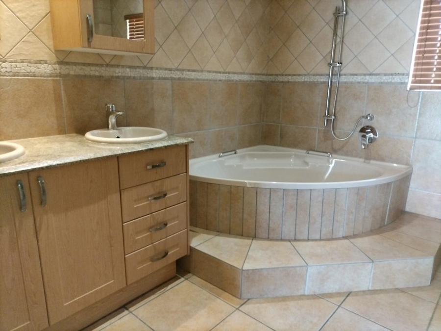 5 Bedroom Property for Sale in Ninapark Gauteng